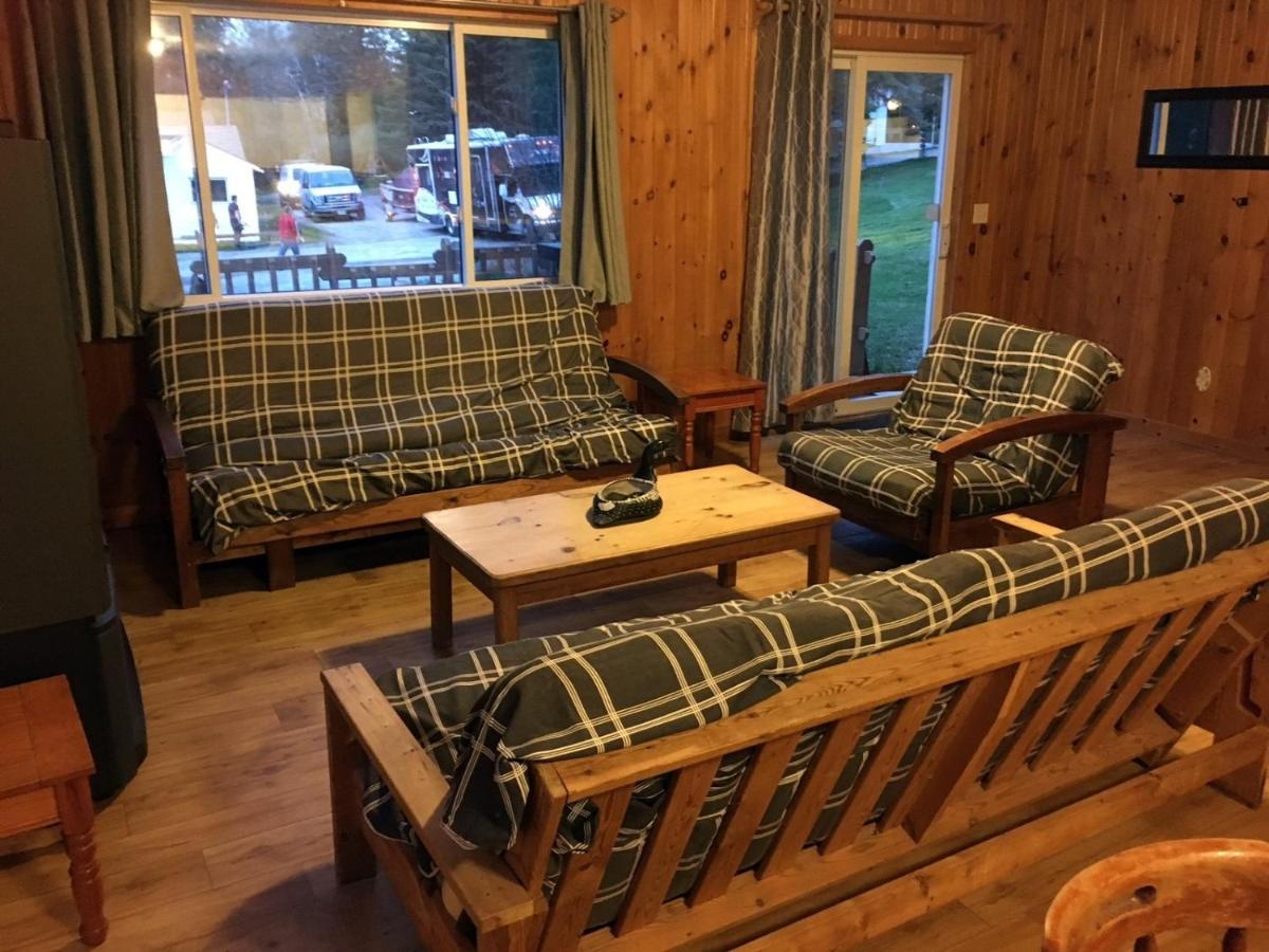 Merland Park Cottages And Motel Пиктон Экстерьер фото