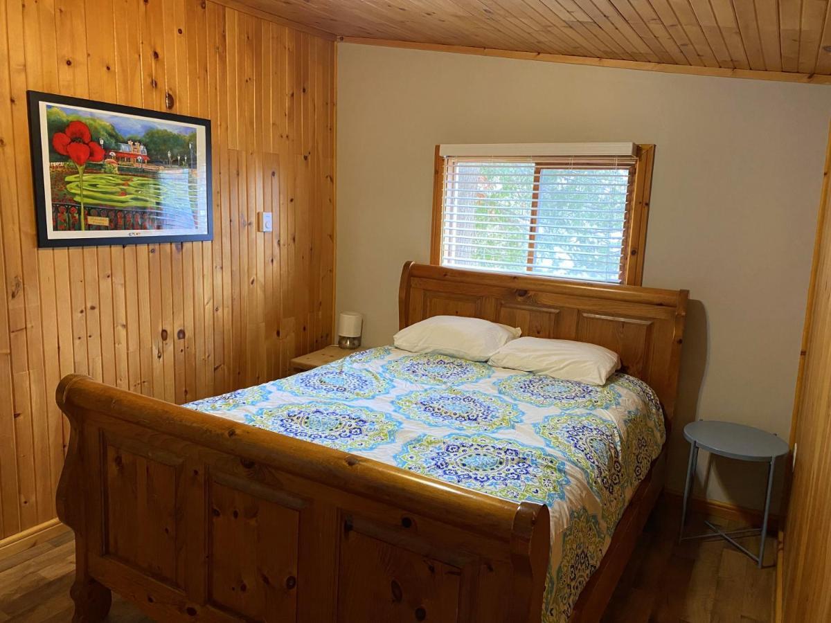 Merland Park Cottages And Motel Пиктон Экстерьер фото