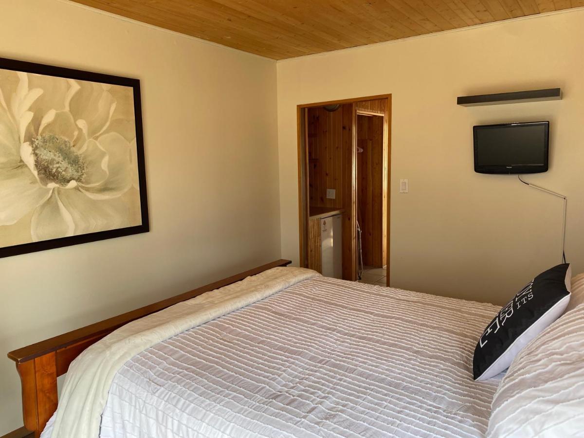 Merland Park Cottages And Motel Пиктон Экстерьер фото